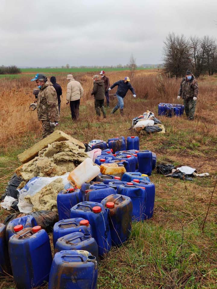 Под Киевом речку забросали канистрами с химикатами: фото и видео эко-катастрофы
