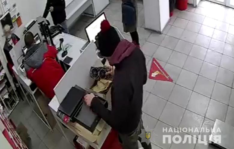 В Киеве мошенник воровал из посылок прямо в отделении "Новой почты": видео преступления