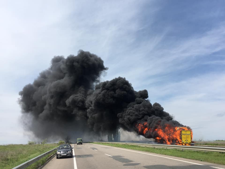 Під Одесою під час руху загорівся автобус з пасажирами: в небо піднялися клуби диму