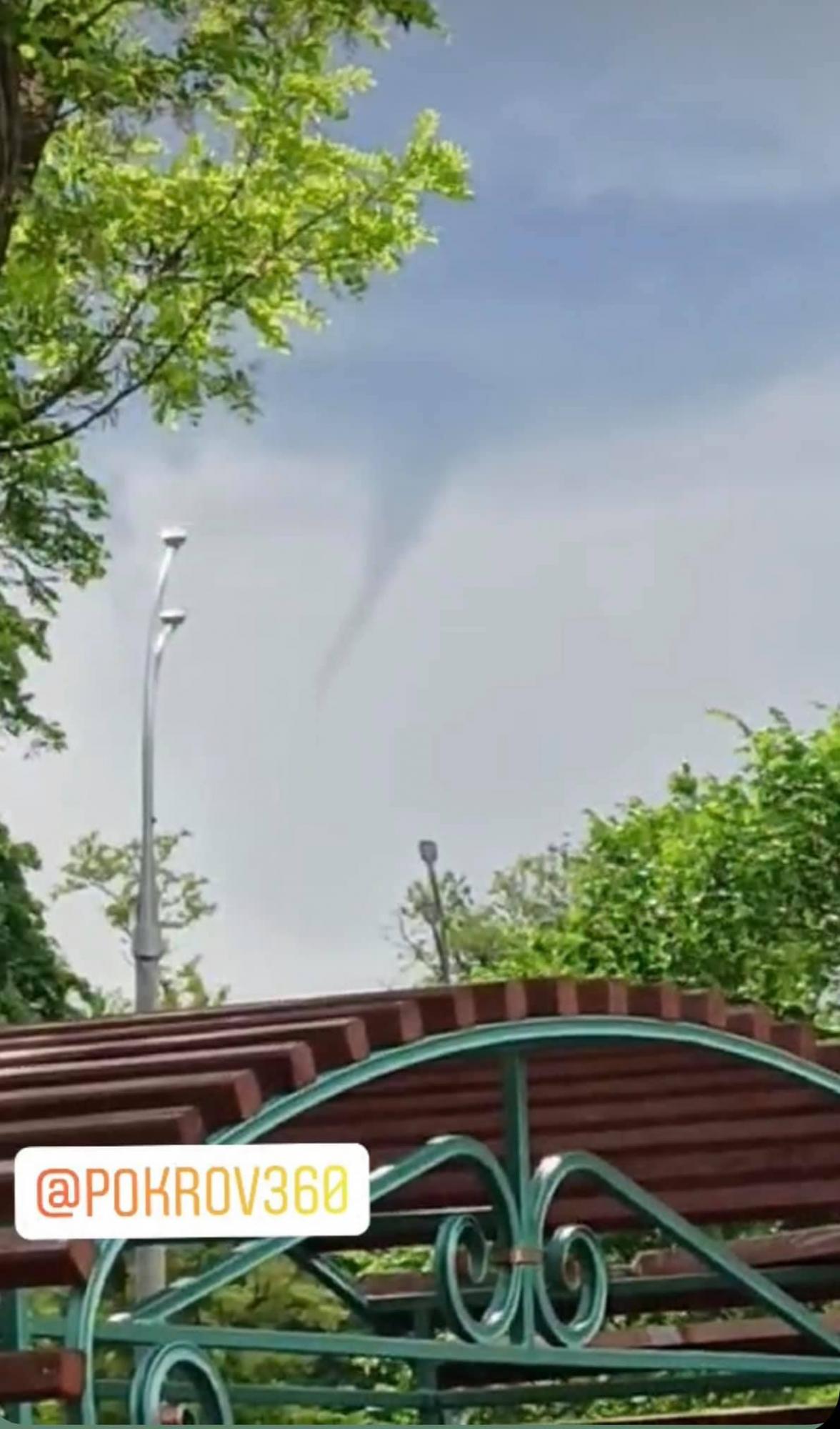 Жителей города под Днепром напугал необычный смерч в небе (фото)