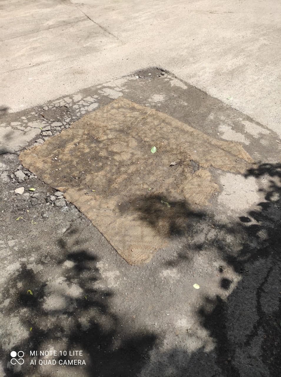 У Києві люди "залатали" ями на дорозі килимами (фото)