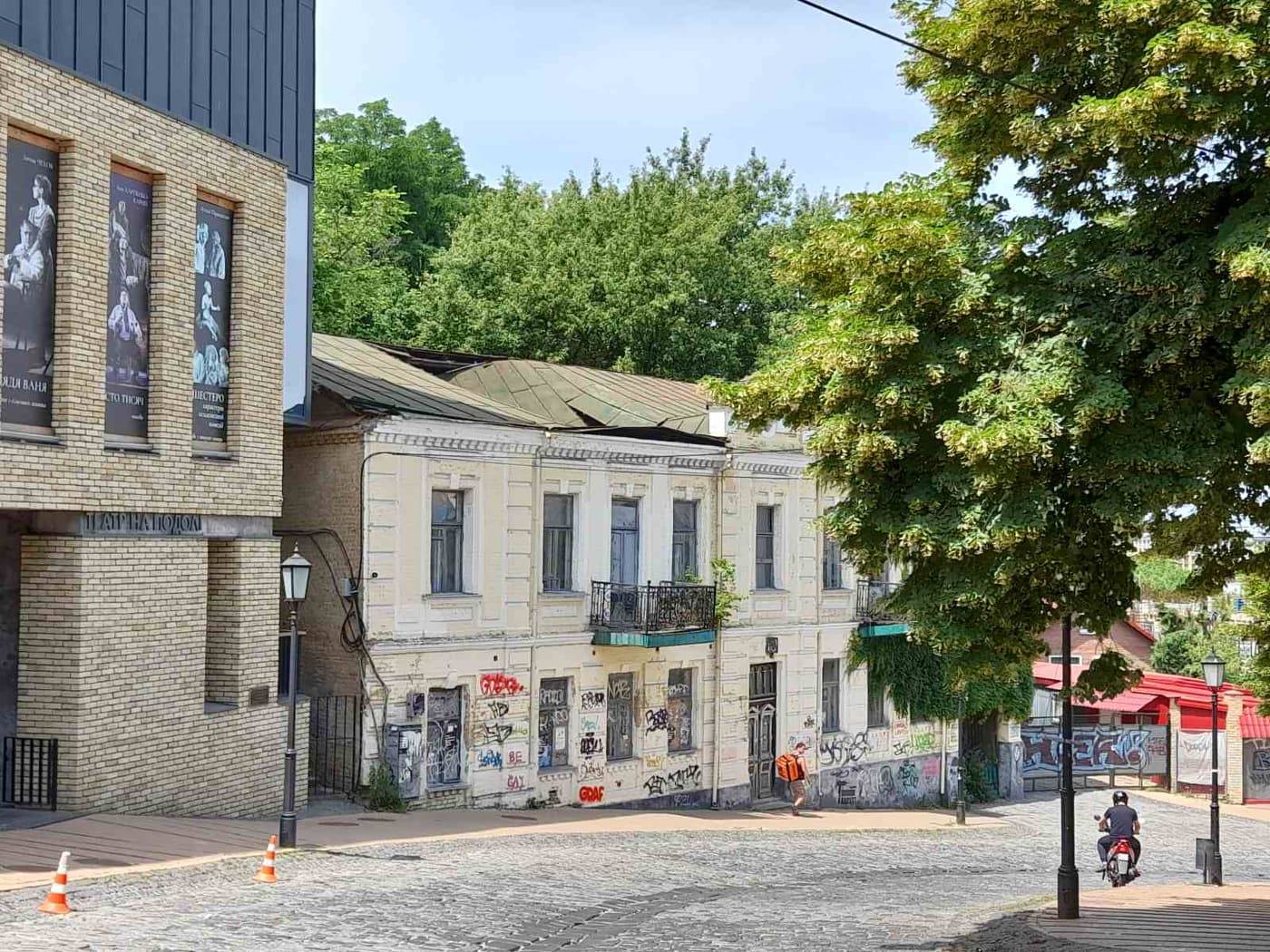 В центре Киева обвалилась крыша исторического здания, которому 130 лет (фото)