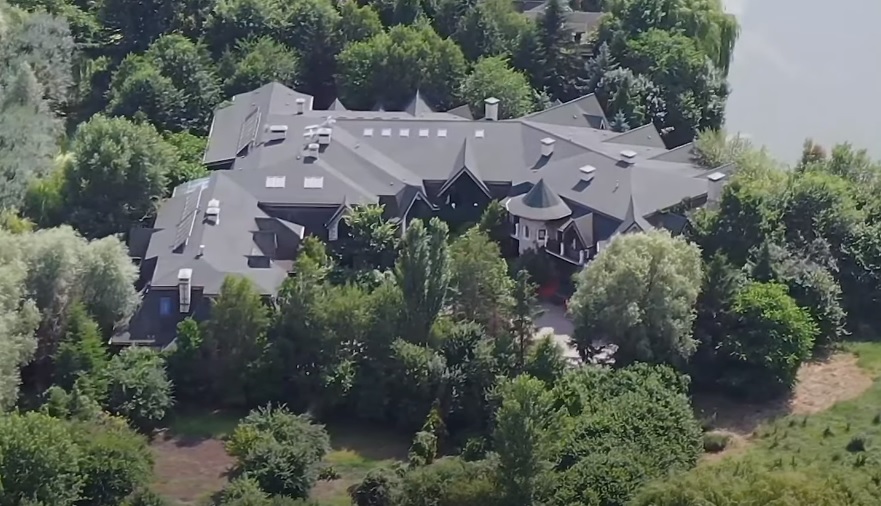 Широкий канал і вітряні млини: як виглядає елітна резиденція Ющенко під Києвом