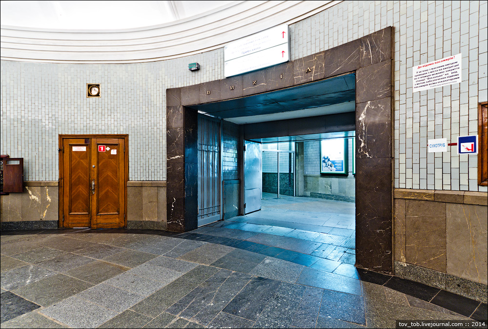 Смотрите, как в метро Киева работает гермозатвор на случай ядерной войны или наводнения (видео)