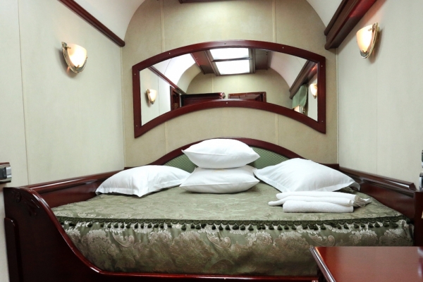 Кухня, кабинет и даже душ: сколько стоит проехаться в VIP-вагоне от Укрзализныци