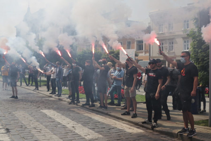 Во Львове предприниматели вышли на протест из-за карантина: грозят "прикрыть" бизнес олигархов