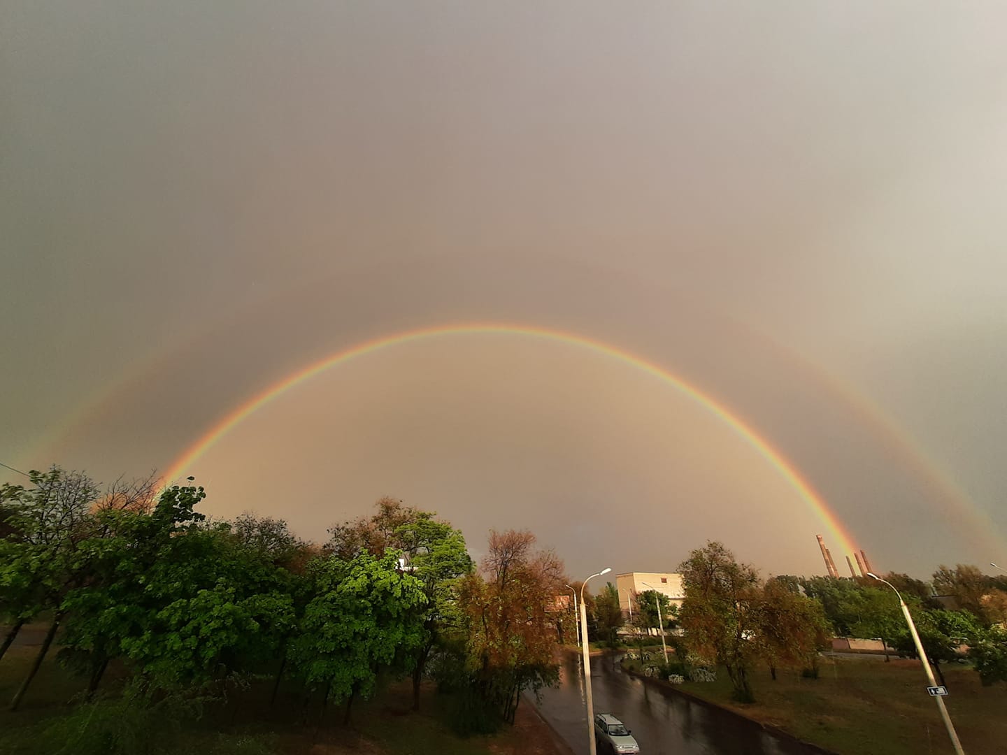 Над Днепром раскинулась шикарная тройная радуга: "глаз не оторвать" (фото)