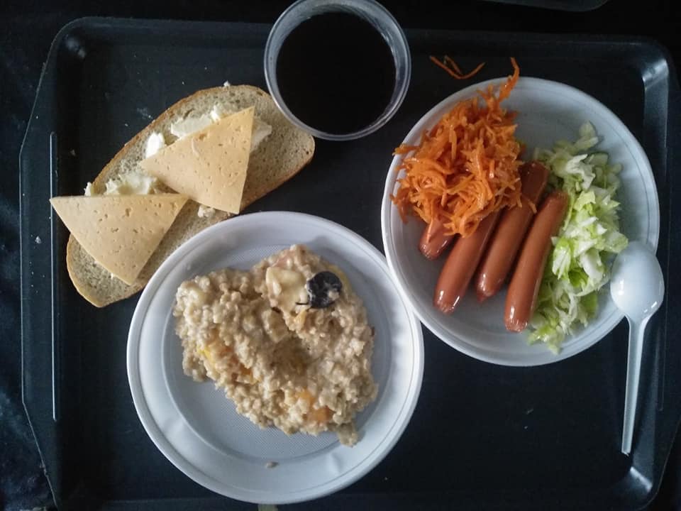 Йогурты, бананы и даже хот-доги: офицер показал, как на самом деле кормят военных ВСУ (много фото)