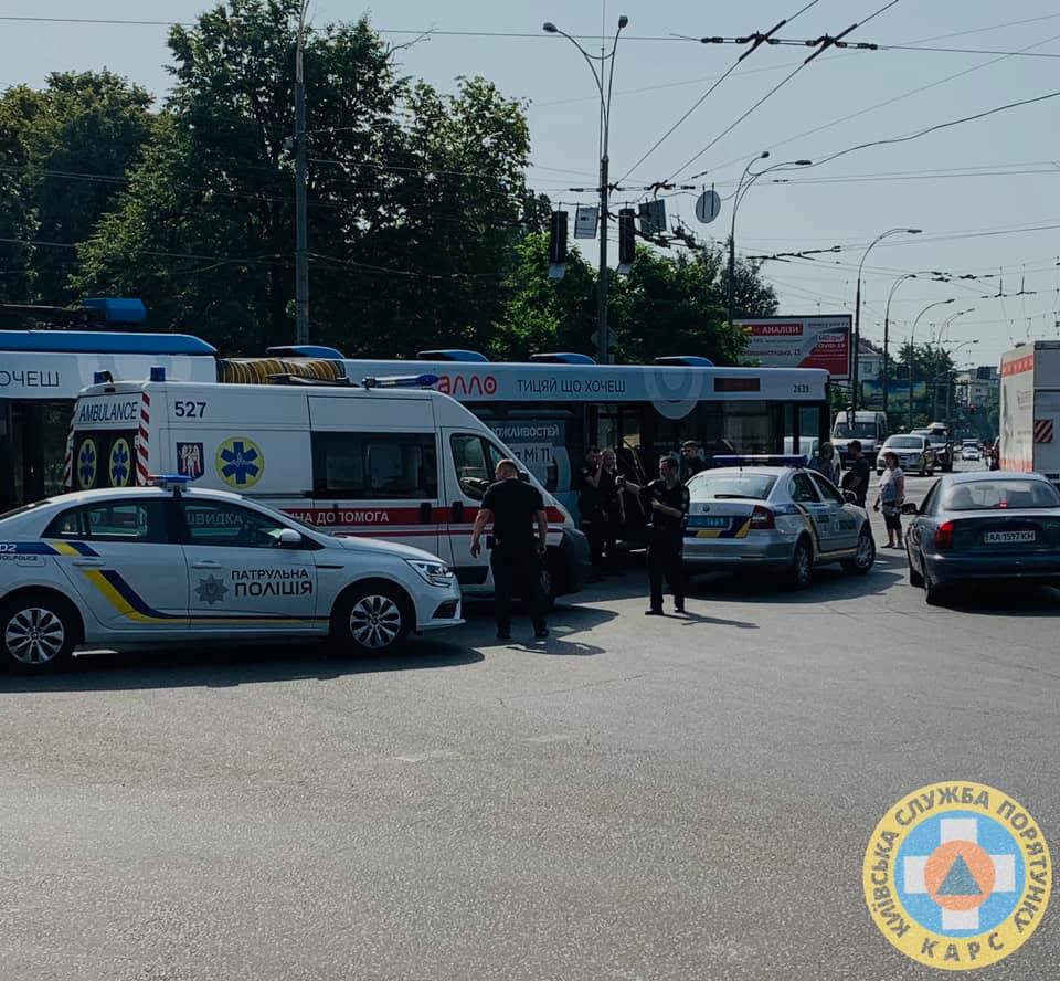 У Києві водій тролейбуса помер за кермом: раптово стало зле (фото)