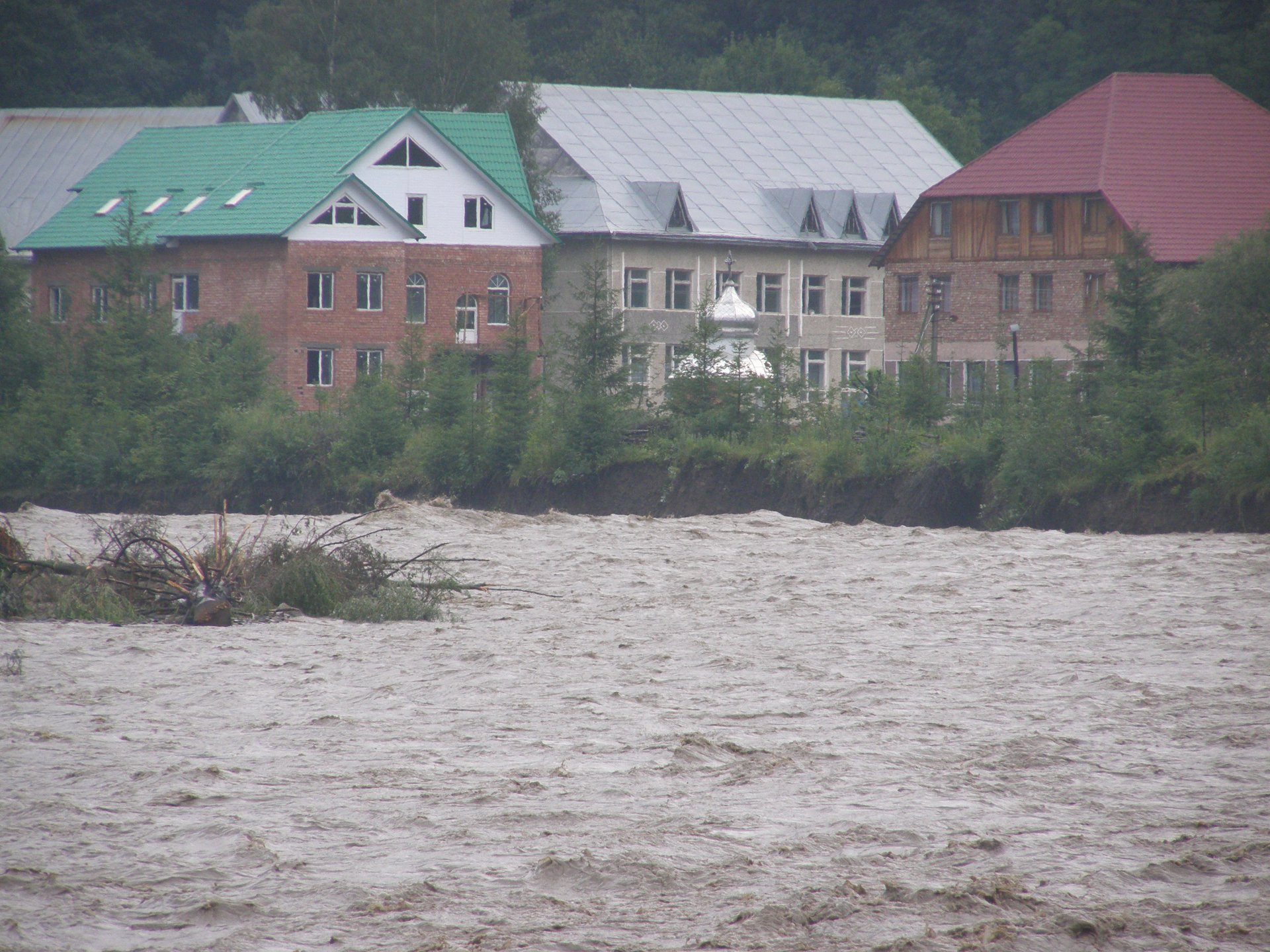 Разрушительное наводнение в Карпатах: как это было в 2008-м (фото)