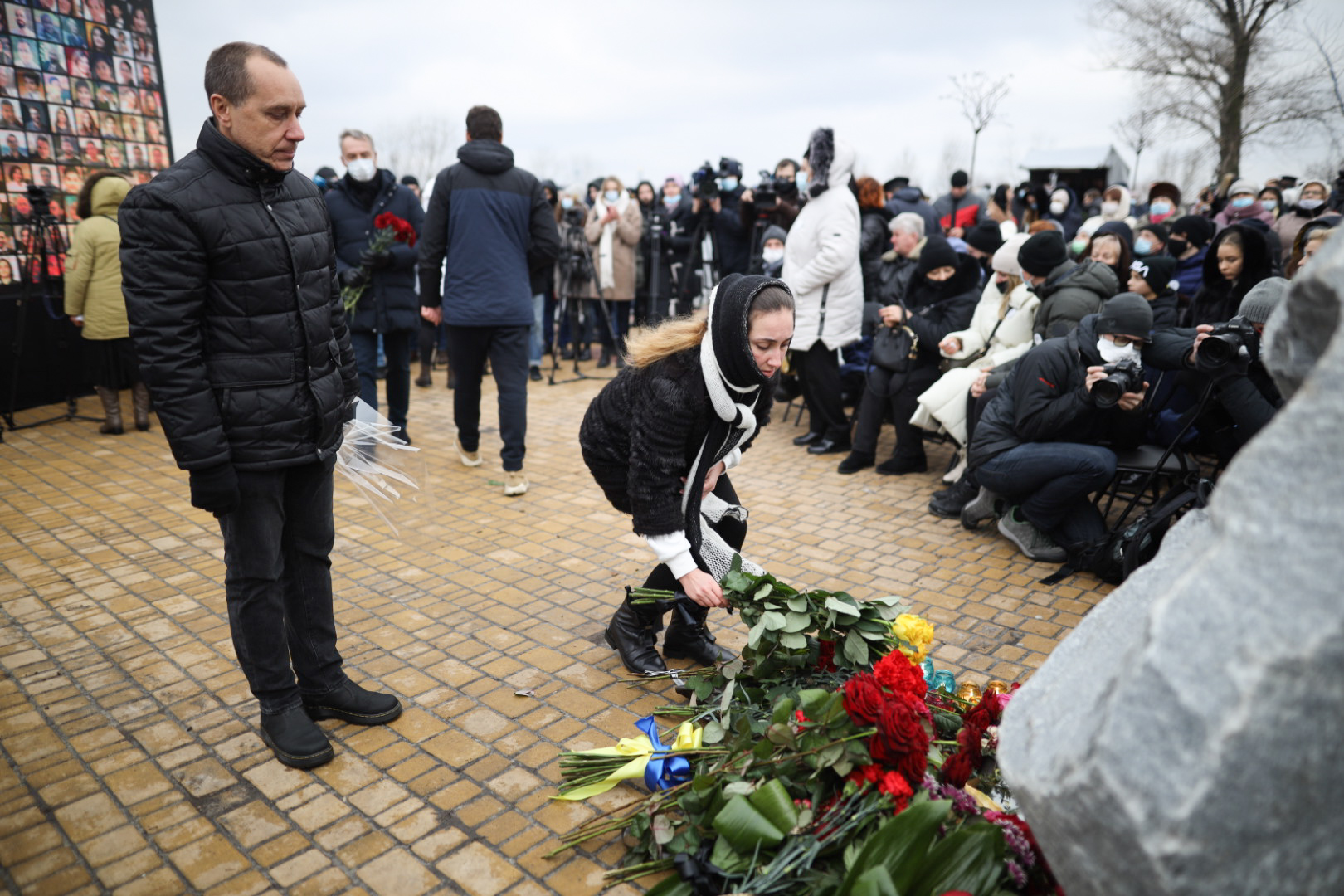 Становились на колени и плакали: в Киеве почтили память украинцев, погибших на борту МАУ в Иране