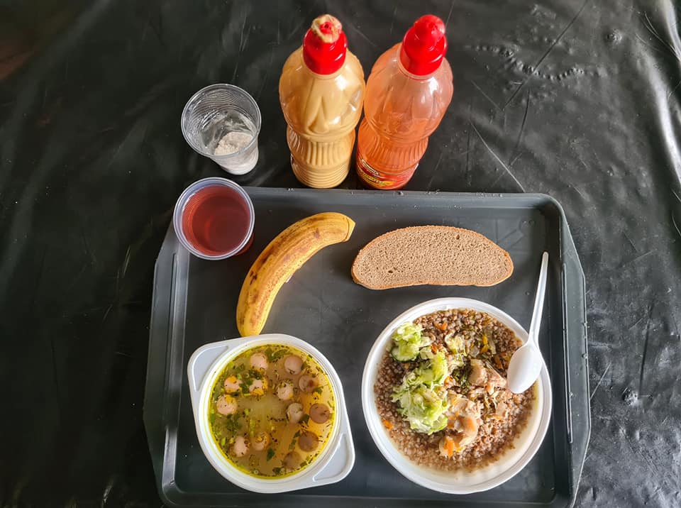 Йогурты, бананы и даже хот-доги: офицер показал, как на самом деле кормят военных ВСУ (много фото)