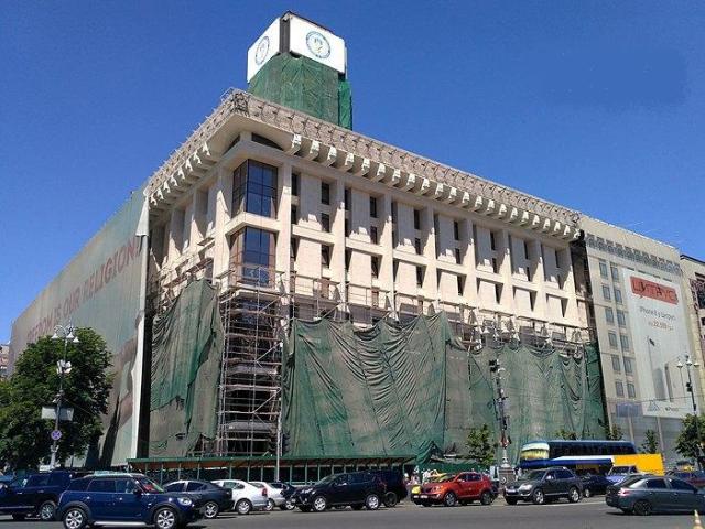 У Києві зняли банер з фасаду Будинку профспілок