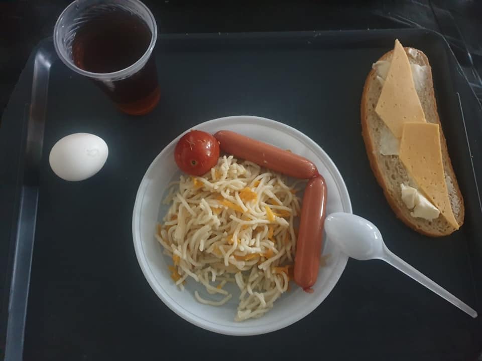 Йогурты, бананы и даже хот-доги: офицер показал, как на самом деле кормят военных ВСУ (много фото)