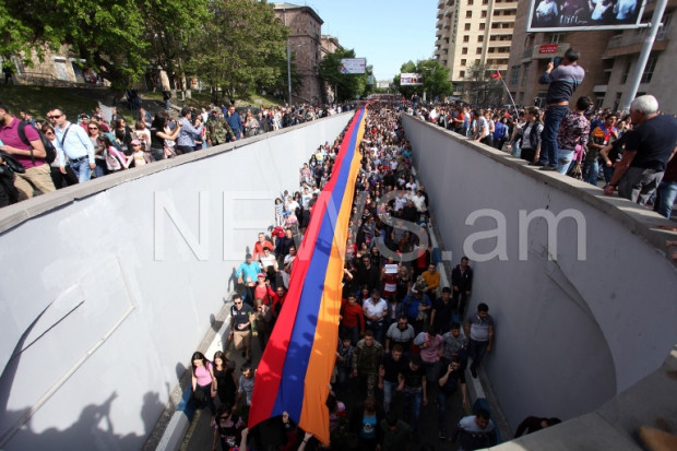 Учасники протестів в Єревані попрямували до меморіалу "Цицернакаберд"