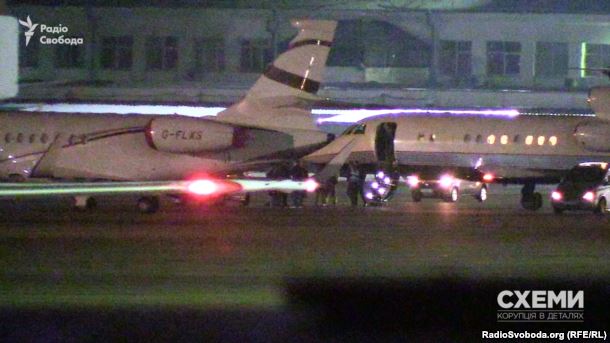 Медведчук, незважаючи на заборону, літає з України в Росію, - "Схеми"