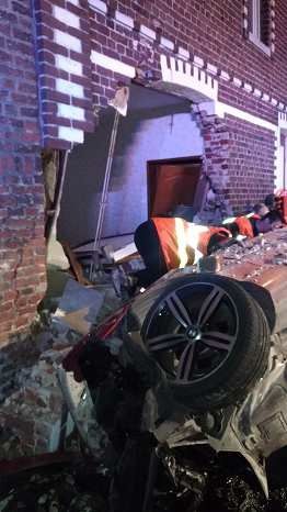 Во Франции автомобиль протаранил жилой дом, есть погибшие