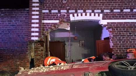 Во Франции автомобиль протаранил жилой дом, есть погибшие