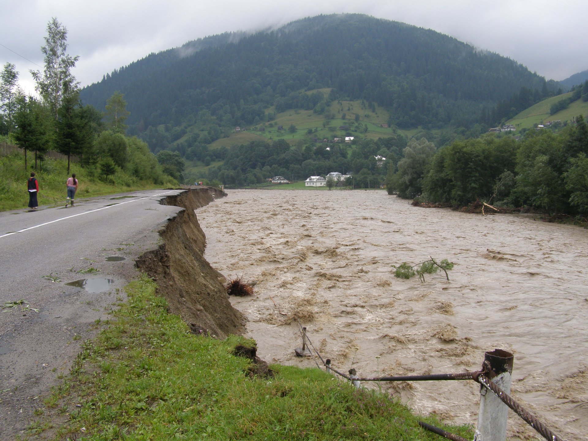 Разрушительное наводнение в Карпатах: как это было в 2008-м (фото)