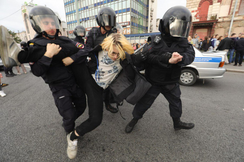 В России полиция задержала почти 300 участников акции против пенсионной реформы