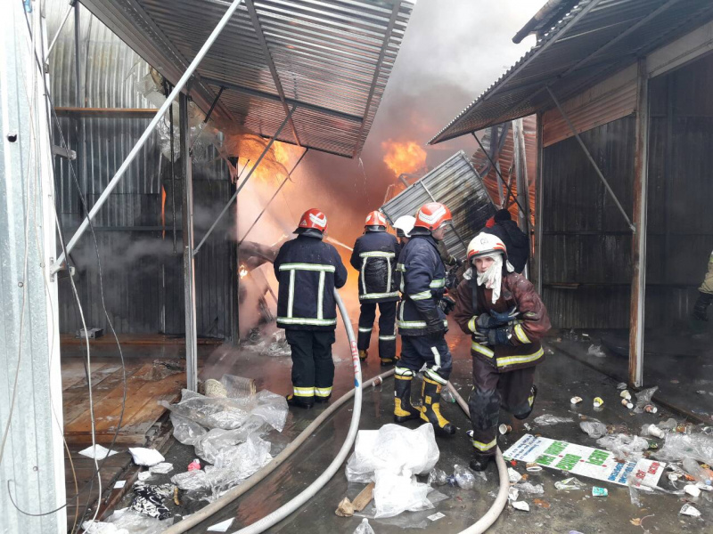 Пожар на рынке в Черновцах: медики сообщили о трех пострадавших