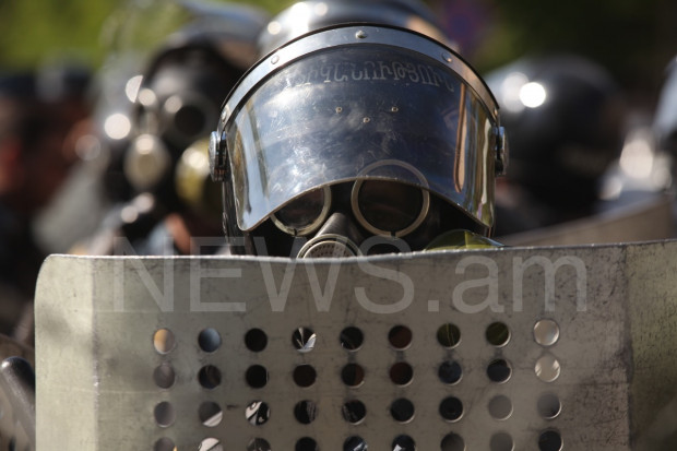 Полиция применила спецсредства против протестующих в Ереване