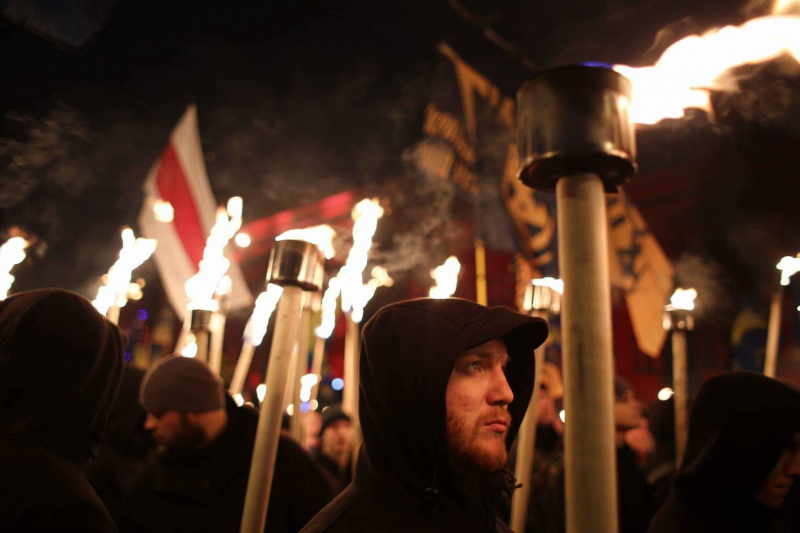 В Киеве националисты проводят факельное шествие в честь Бандеры