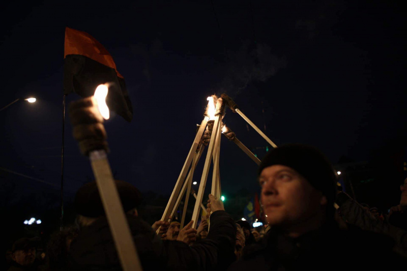 В Киеве националисты проводят факельное шествие в честь Бандеры
