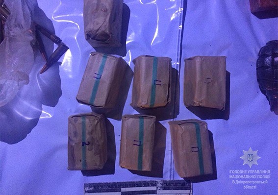 У Дніпропетровській області правоохоронці виявили в автомобілі арсенал зброї