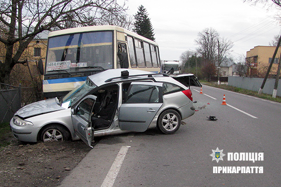 В Ивано-Франковской области автомобиль столкнулся с автобусом, есть погибший