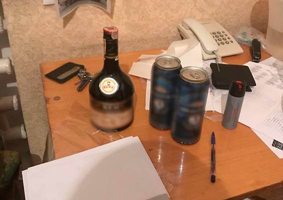 У Кіровоградській області співробітника поліції зловили на передачі наркотиків арештованому