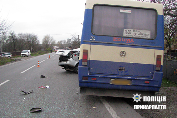 В Ивано-Франковской области автомобиль столкнулся с автобусом, есть погибший