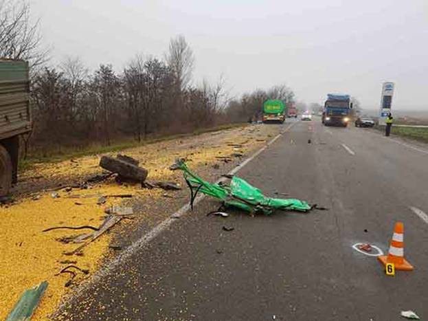В Винницкой области грузовик столкнулся с бензовозом