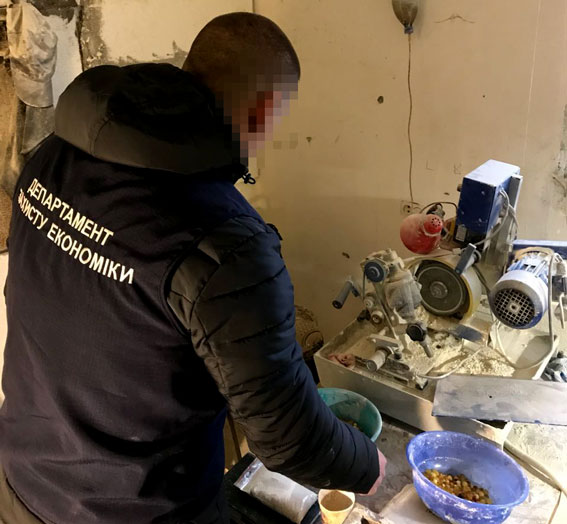 У Житомирській області поліція ліквідувала цех по обробці бурштину