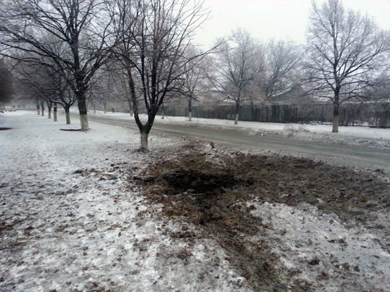 Артобстріл Світлодарська: пошкоджено багатоповерхівку й авто поліції