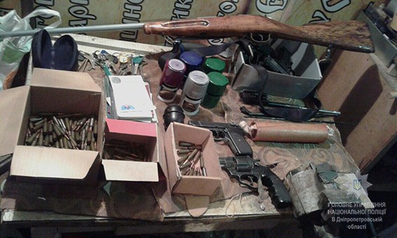 В Днепропетровской области у подозреваемых в похищении человека изъяли оружие и наркотики
