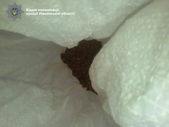У Рівному на вулиці знайшли мішок з 14 кг бурштину