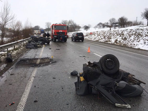 В Ровенской области легковой автомобиль врезался в автобус, есть погибший