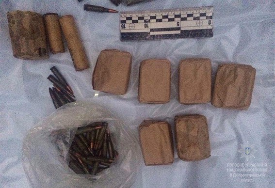 У Дніпропетровській області правоохоронці виявили в автомобілі арсенал зброї