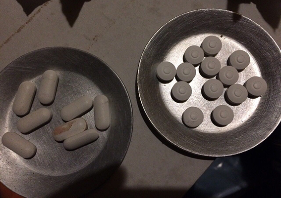 У Кіровоградській області співробітника поліції зловили на передачі наркотиків арештованому