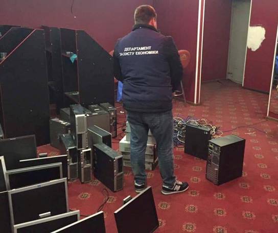 Поліція провела 20 обшуків у гральних клубах Київської області