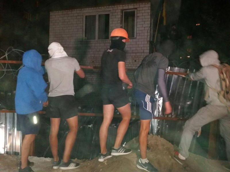 Конфликт на Святошино: "Азов" заявляет о 30 пострадавших