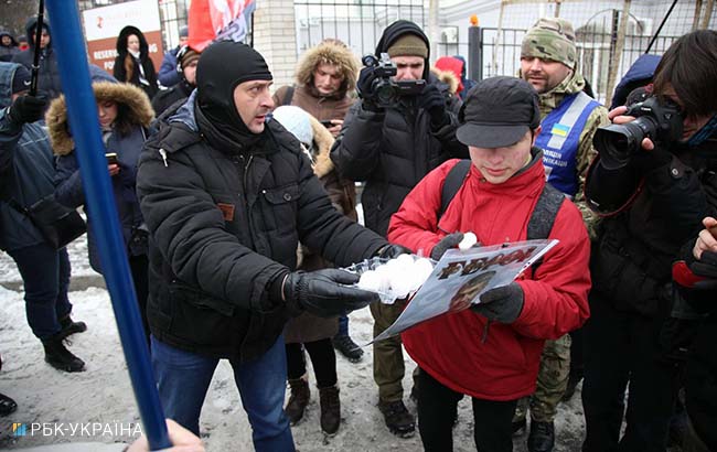 В Киеве активисты блокируют консульство РФ на Печерске