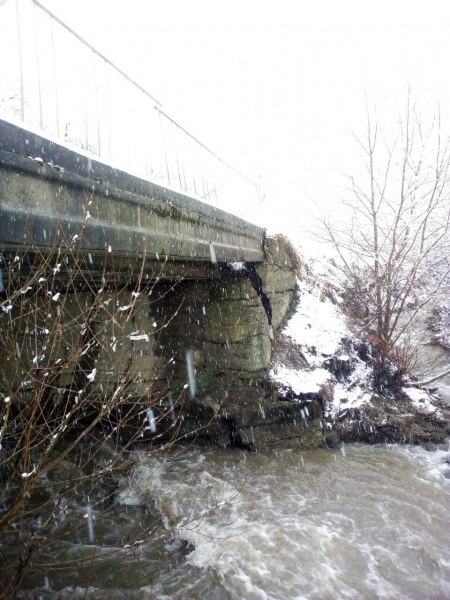 Паводок на Закарпатті: вода пошкодила бетонний міст