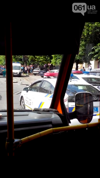 У Запоріжжі зіткнулися 10 автомобілів і автобус, є постраждалі