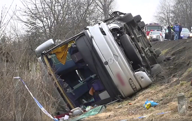 У Польщі туристичний автобус зіткнувся з автомобілем, 11 постраждалих
