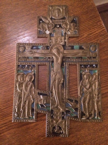 На границе с Россией пограничники обнаружили старинную книгу и бронзовую икону