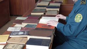 Чоловіка з львівськими стародруками затримали на кордоні з Польщею