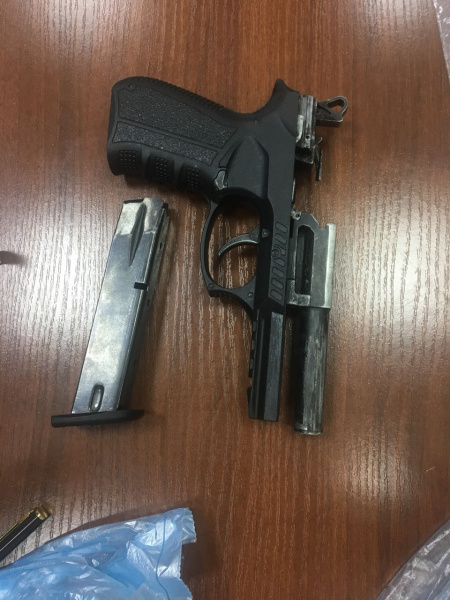 В Киеве заместитель директора гимназии хранил оружие и психотропы