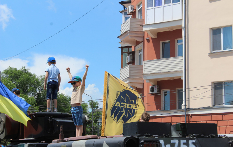 Город со шрамами. Как Мариуполь провел седьмую годовщину освобождения от боевиков